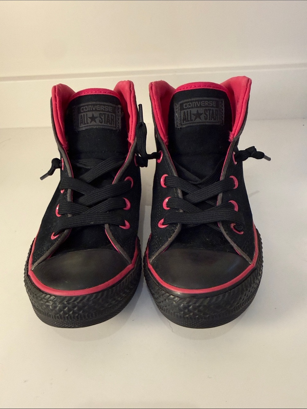 Chuck Taylor Converse All⭐️Star Girls Black  High-Tops w/ Pink Trim - Size 4